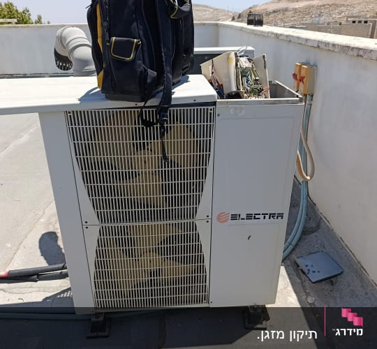 יחידת מיזוג אוויר על גג עם תיק גב